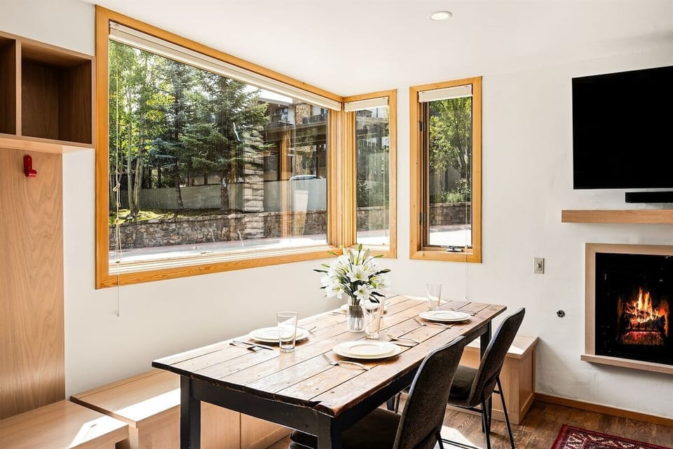 Gorgeous dining area looking out to the resort at your doorstep
