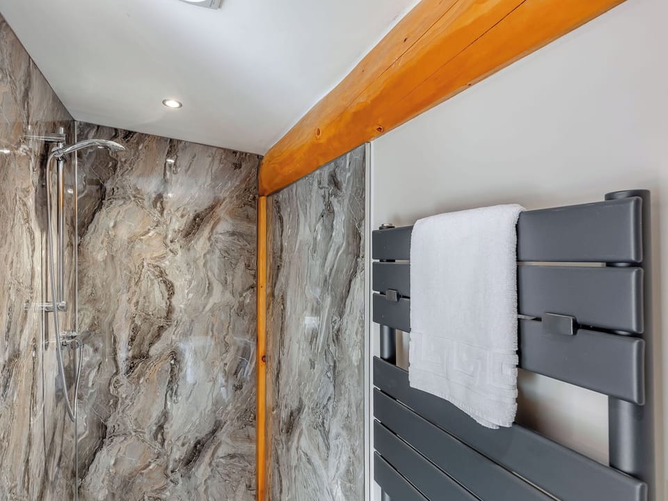 En-suite | Fioled - The Secret Garden, Llagadfan, Welshpool