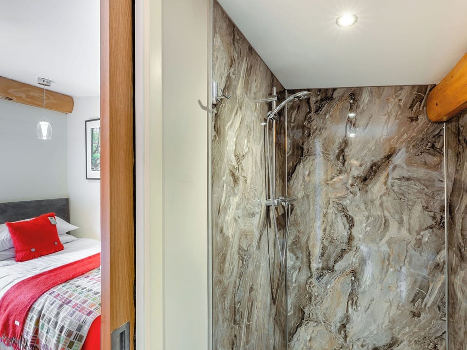 En-suite | Fioled - The Secret Garden, Llagadfan, Welshpool