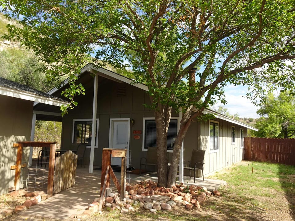 First look at Ranch Bungalow on approach (01 of 19)