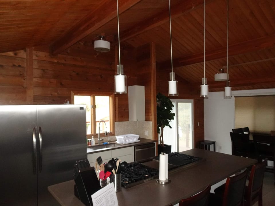 Kitchen showing deck access (22 of 26)