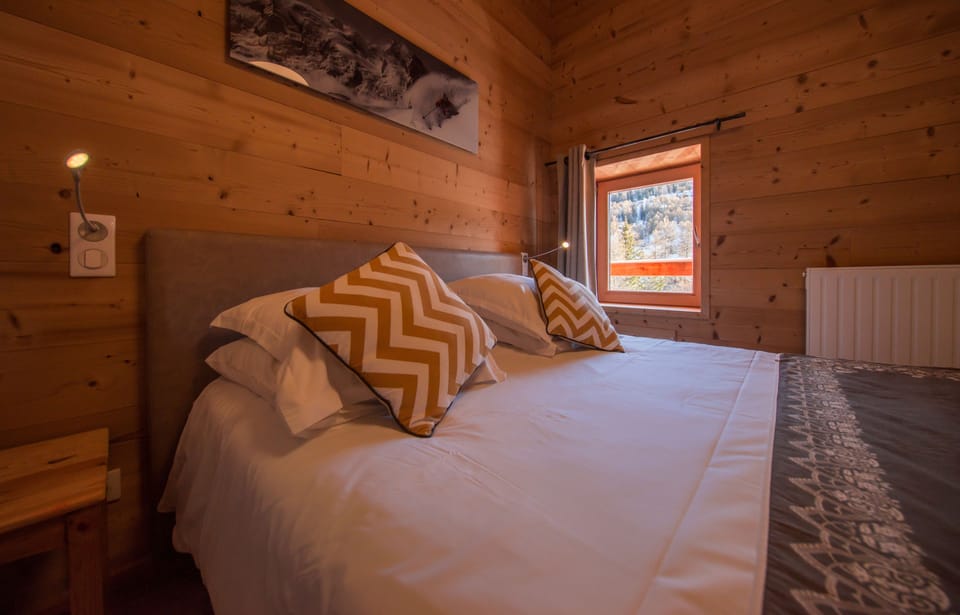 Triple Room | In-room safe, desk, blackout drapes, iron/ironing board