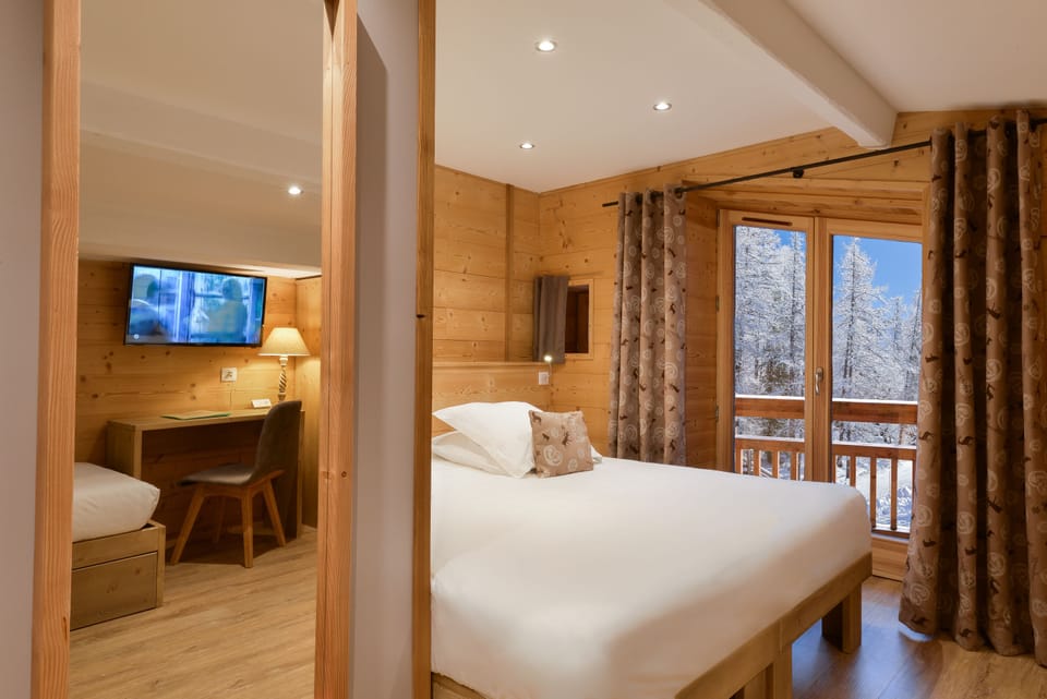 Triple Room | In-room safe, desk, blackout drapes, iron/ironing board