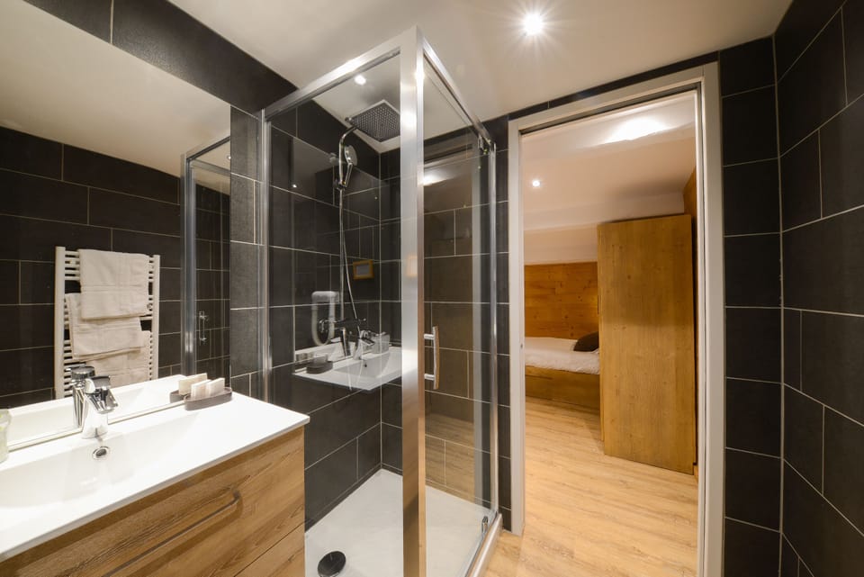 Triple Room | In-room safe, desk, blackout drapes, iron/ironing board
