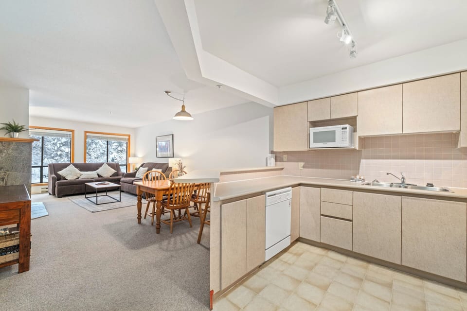 Powderhorn 307 | Private kitchen | Microwave, oven, dishwasher, coffee/tea maker