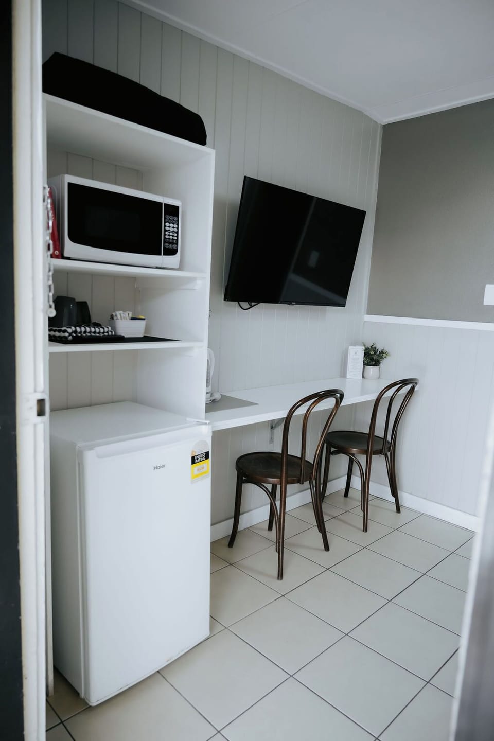 Deluxe Triple Room, 1 Queen Bed and 1 Single Bed | Iron/ironing board, free WiFi, bed sheets
