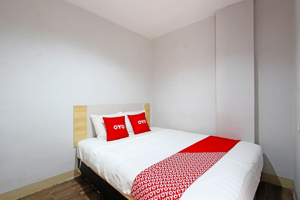 Deluxe Double Room | Laptop workspace, WiFi (free), bed sheets