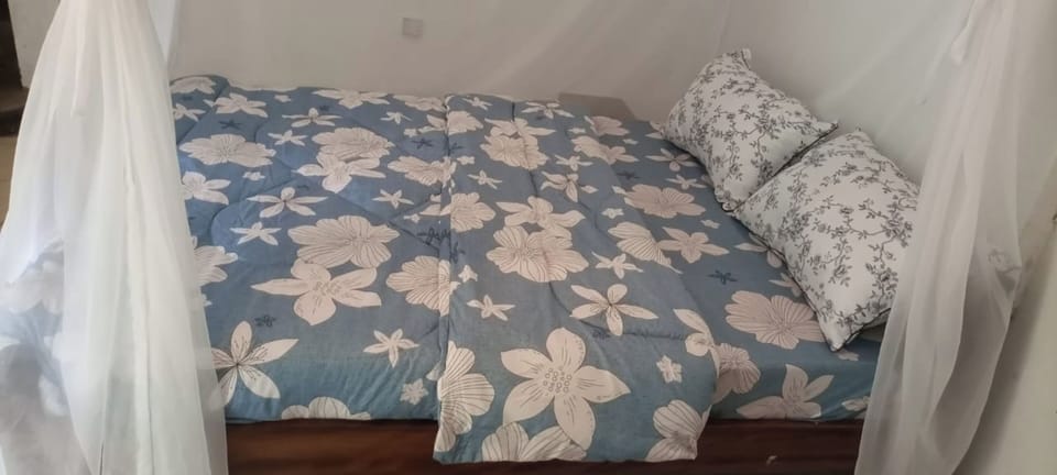 Basic Single Room | Iron/ironing board, free WiFi