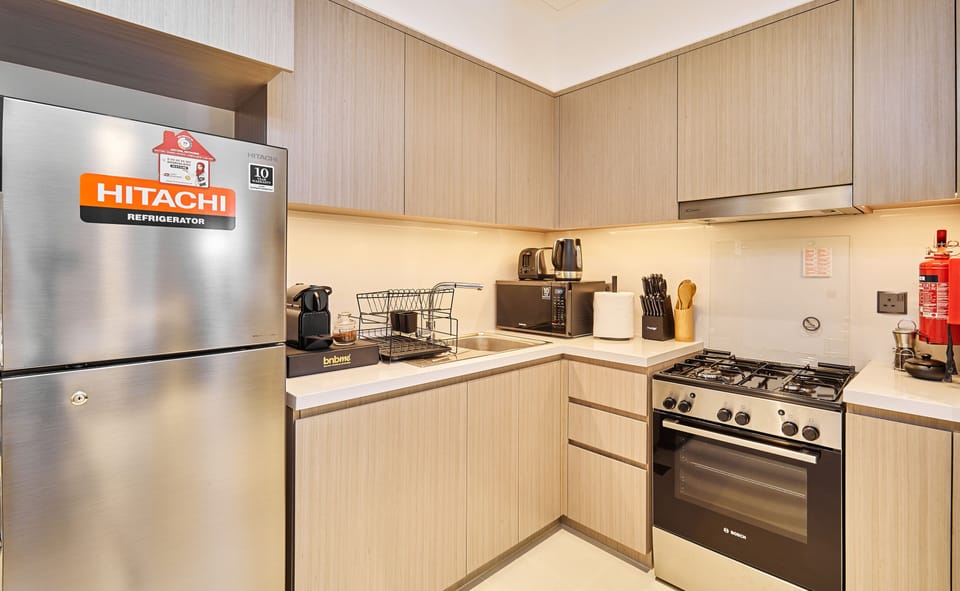 Premium Apartment, 1 King Bed, City View | Private kitchen | Fridge, microwave, oven, stovetop