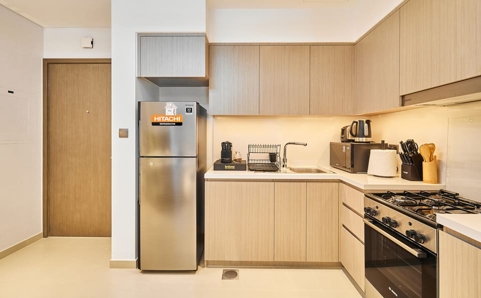 Premium Apartment, 1 King Bed, City View | Private kitchen | Fridge, microwave, oven, stovetop