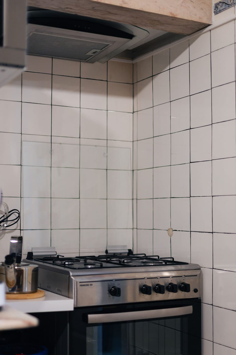 Full-size fridge, microwave, oven, stovetop