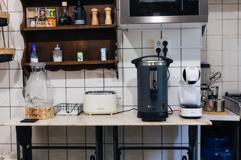 Full-size fridge, microwave, oven, stovetop