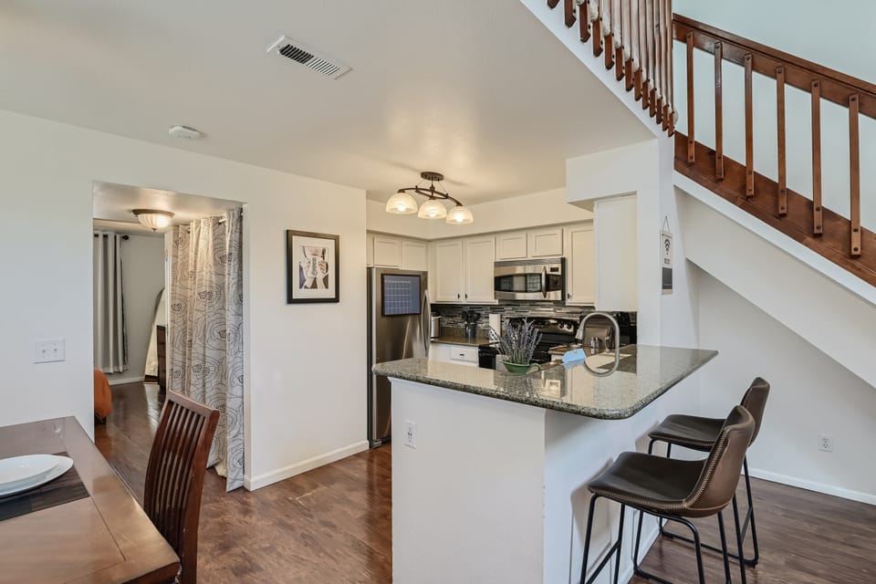 Fully Stocked Kitchen - Breakfast Bar
