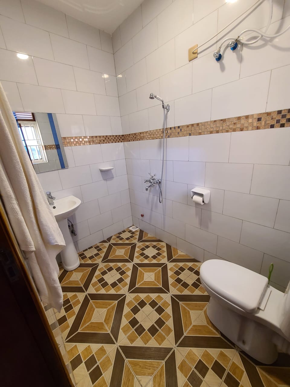 Rainfall showerhead, free toiletries, towels, soap