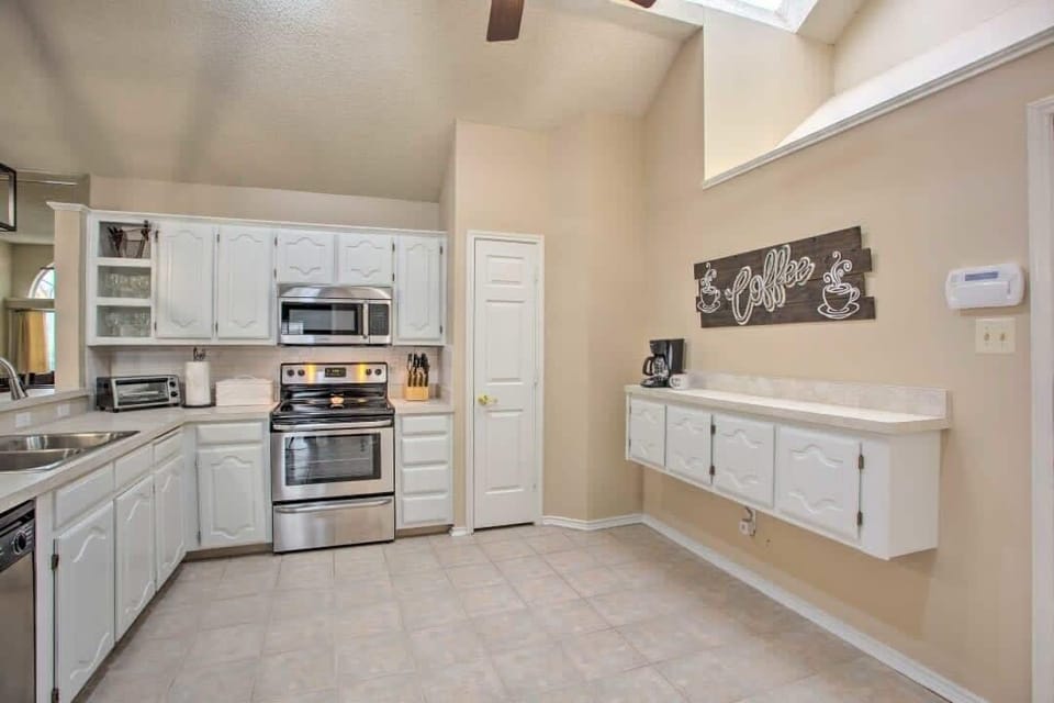 With stainless steel appliances, a full assortment of knives, and the convenience of a toaster oven, feel free to whip up your family classics here!