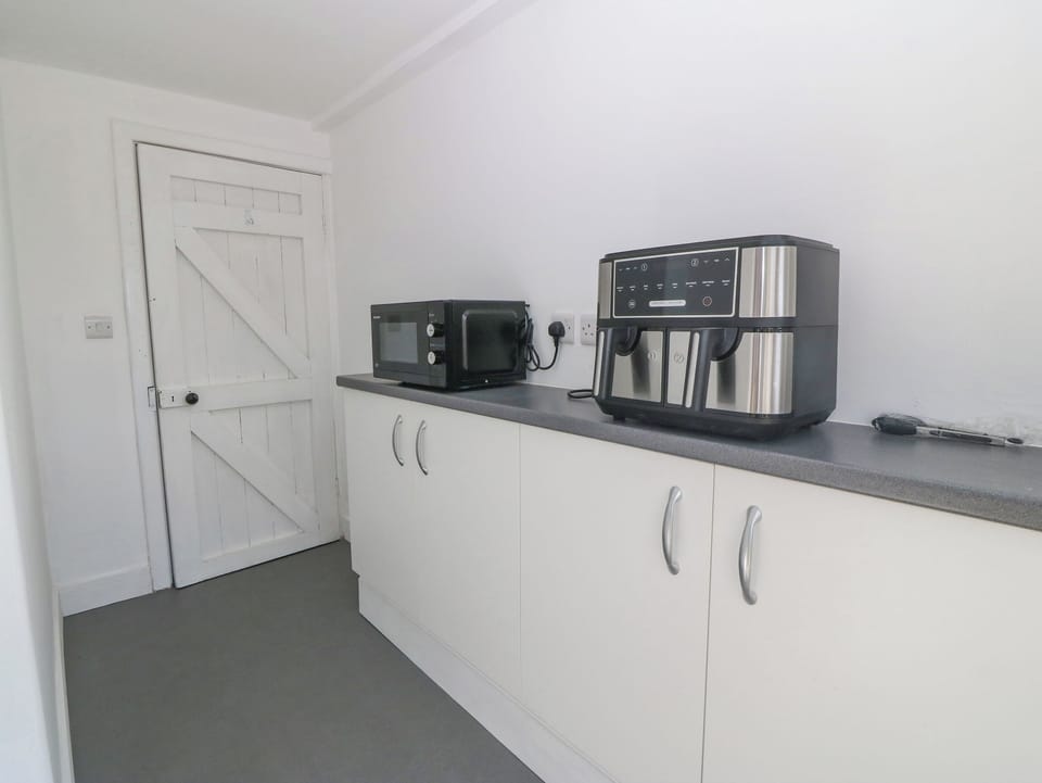 Cottage | Private kitchen | Fridge, dishwasher, electric kettle, toaster