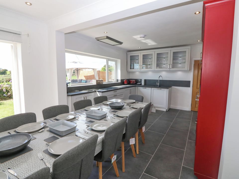Cottage | Dining
