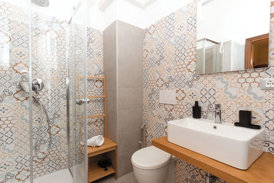 Triple Room | Bathroom | Shower, free toiletries, hair dryer, bidet
