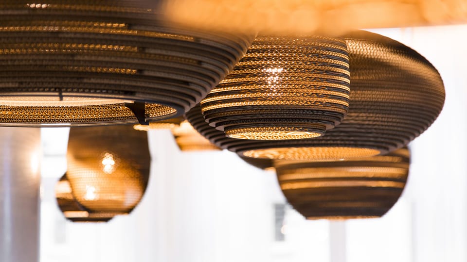 Serves lunch and dinner