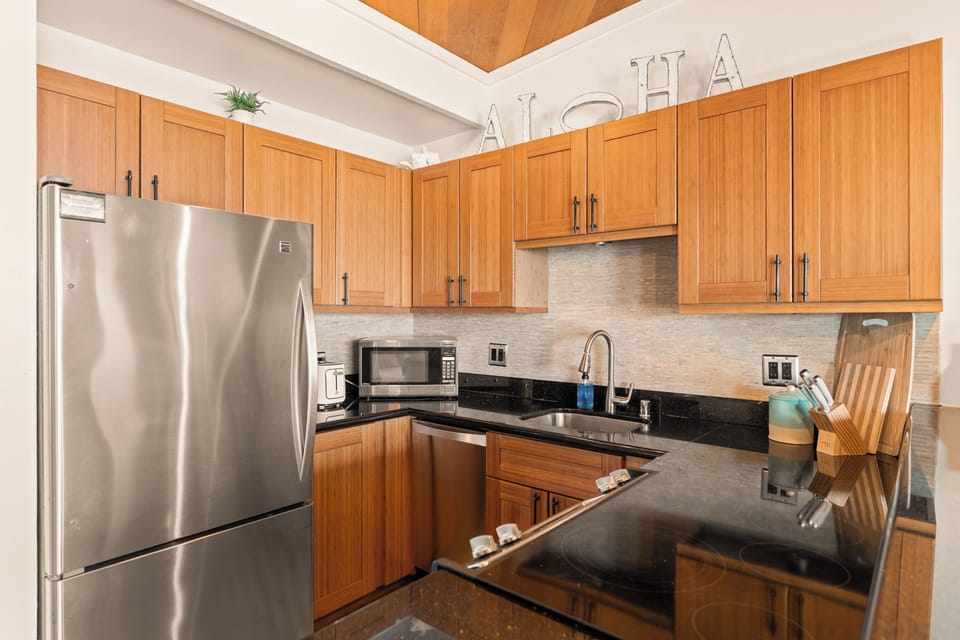 Cook, dine, and enjoy the ocean just steps away at Pohailani 212
