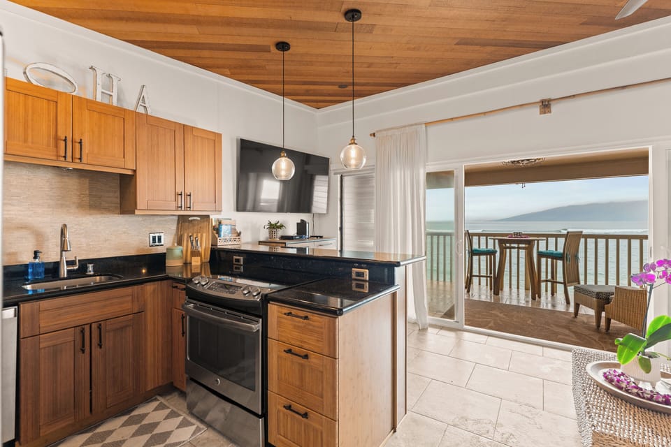 Full kitchen with stainless steel appliances - Fully equipped kitchen for easy meals during your Maui stay