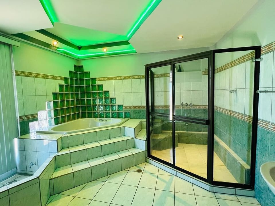 Business Double Room | Bathroom | Free toiletries, towels