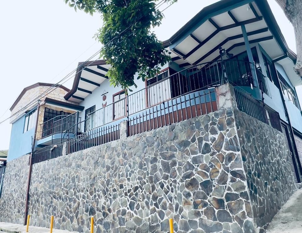CASA DEL ARBOL ESCAZU Bed and Breakfast in San Jose