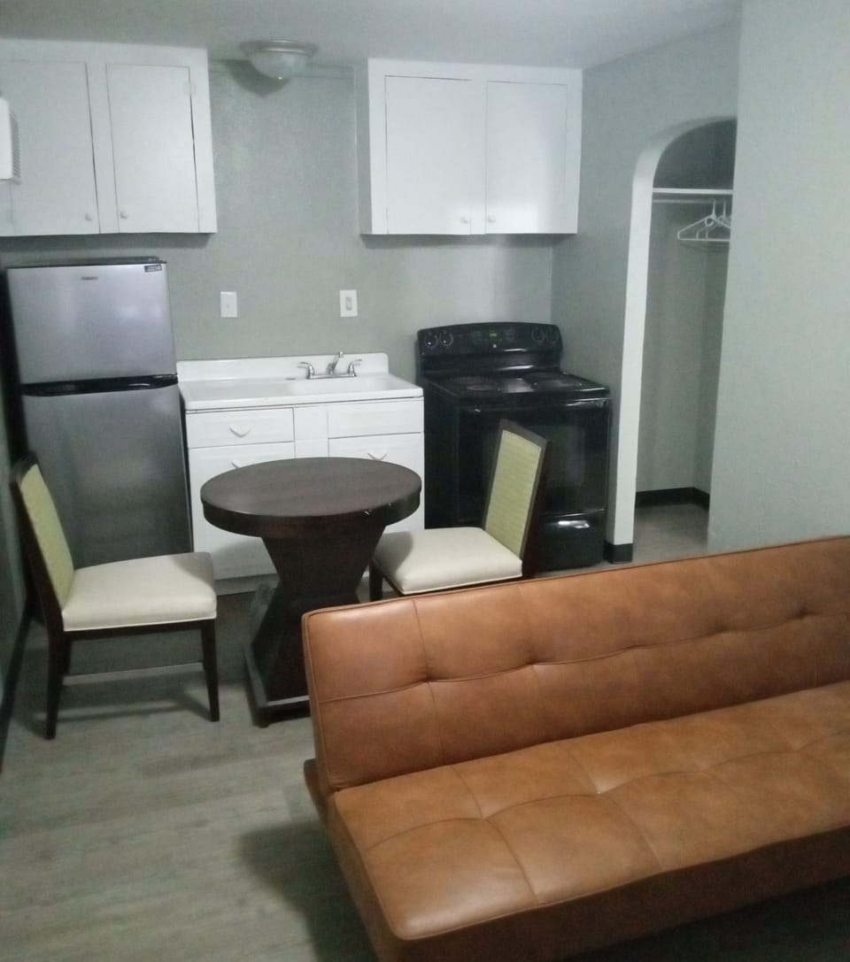 Premium Cottage | Private kitchen | Mini-fridge, microwave