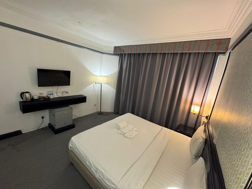 Deluxe King | Desk, soundproofing, iron/ironing board, bed sheets