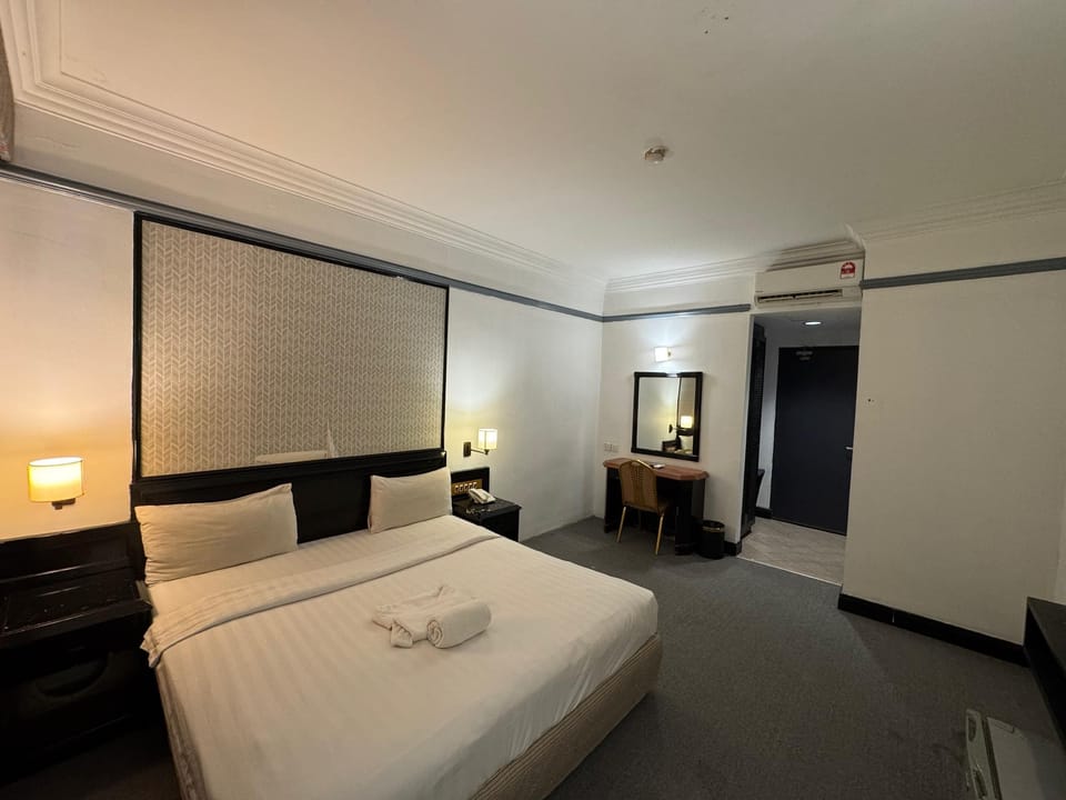 Deluxe King | Desk, soundproofing, iron/ironing board, bed sheets