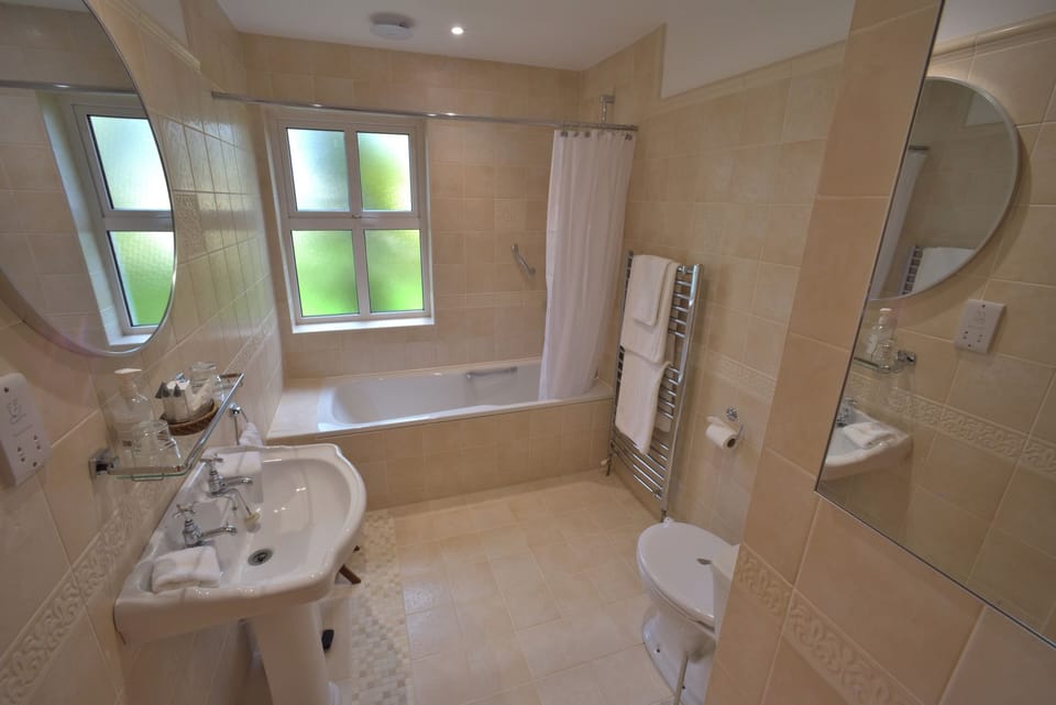 Triple Room | Bathroom | Combined shower/tub, free toiletries, hair dryer, towels