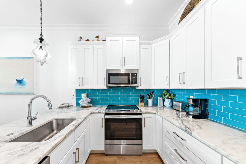 Fully stocked kitchen w/ ice maker, dishwasher, toaster, Keurig and coffee maker