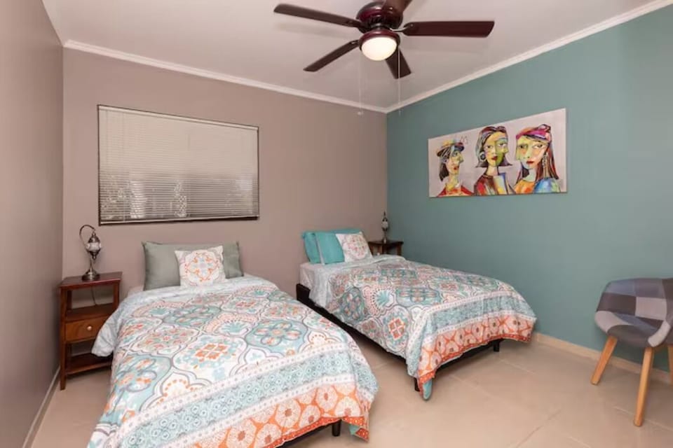 Guest room with 2 twin beds