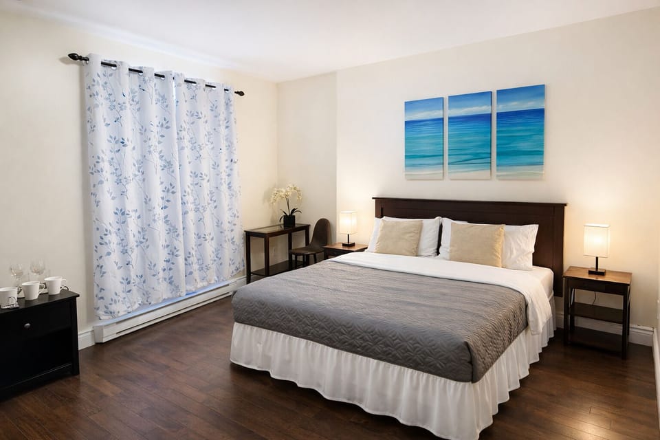 Deluxe Room, 1 Queen Bed, Ensuite | Desk, iron/ironing board, free WiFi