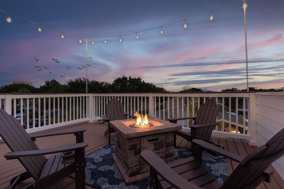 Roof top deck with fire table and dining area