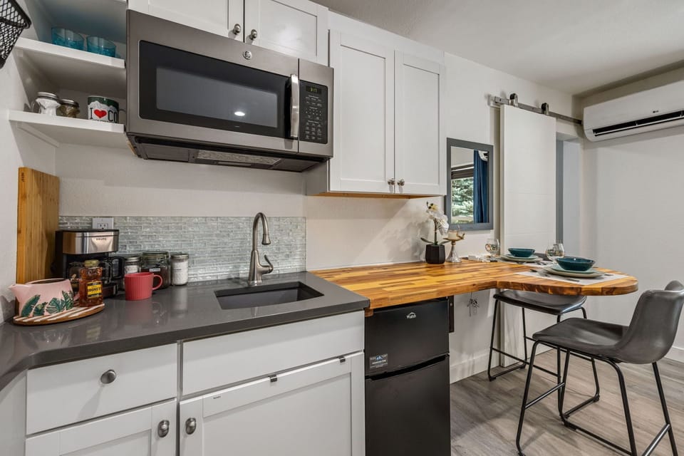 Apartment, 1 Queen Bed, Sauna (620 Mathews St. (Unit 100)) | Private kitchen | Fridge, microwave, coffee/tea maker, cookware/dishes/utensils