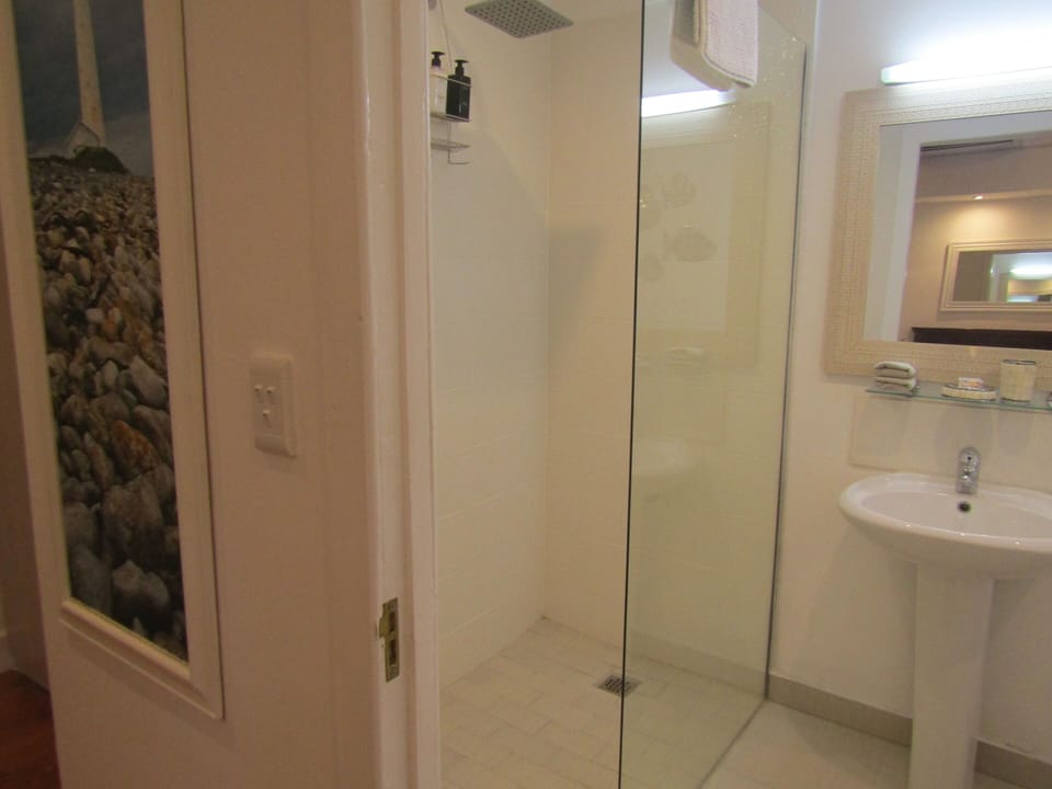 Classic Double Room, 1 Queen Bed, Courtyard Area | Bathroom | Free toiletries, hair dryer, bathrobes, towels