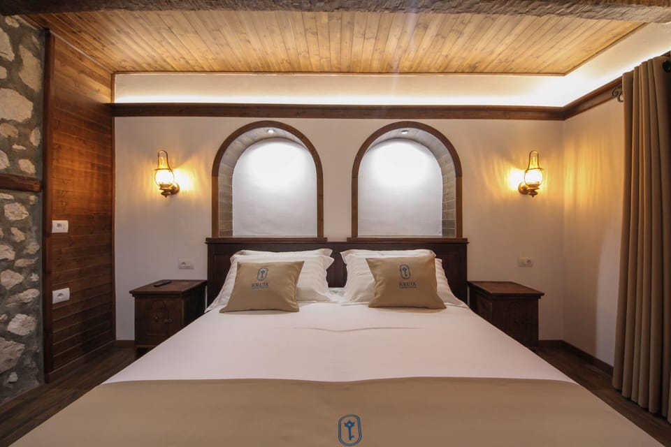 Deluxe Double or Twin Room | Desk, soundproofing, iron/ironing board, free WiFi