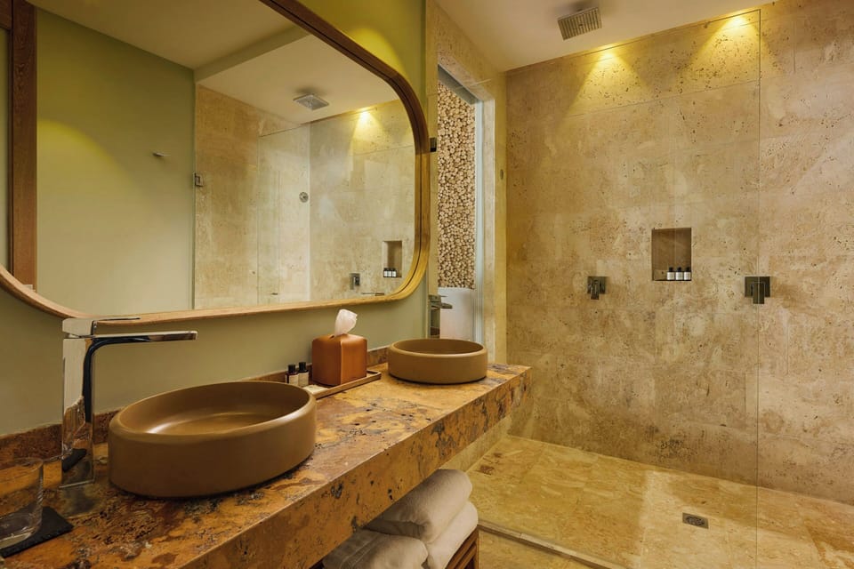 Shower, rainfall showerhead, free toiletries, hair dryer