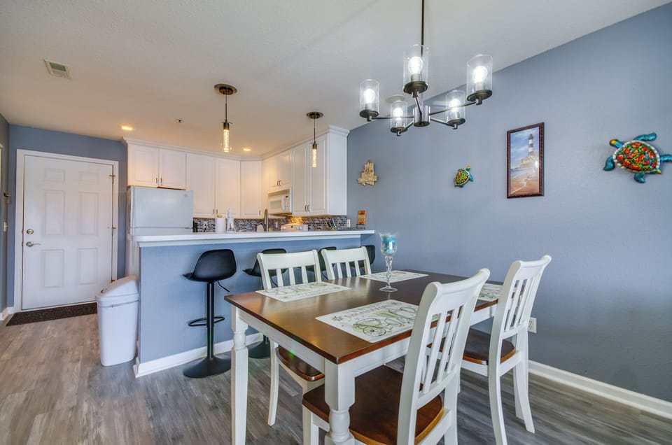 Dining Area | Dishware & Flatware Provided