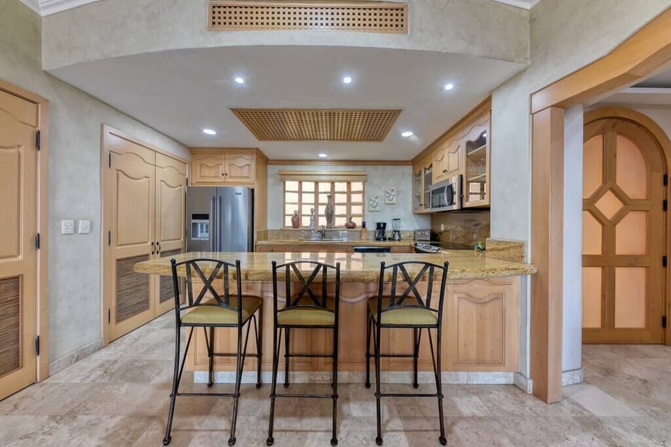 Kitchen bar (2)