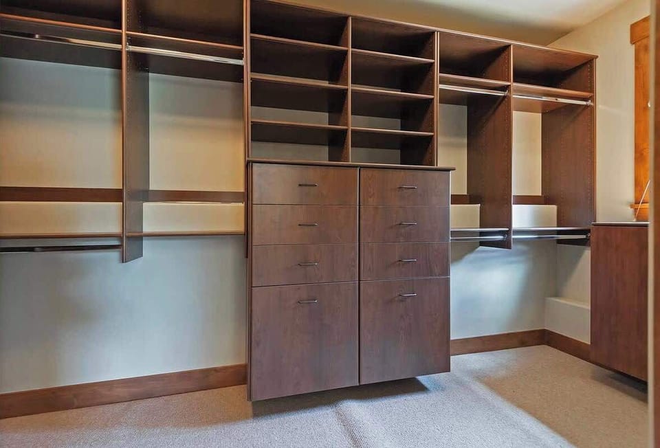 Primary suite walk in closet