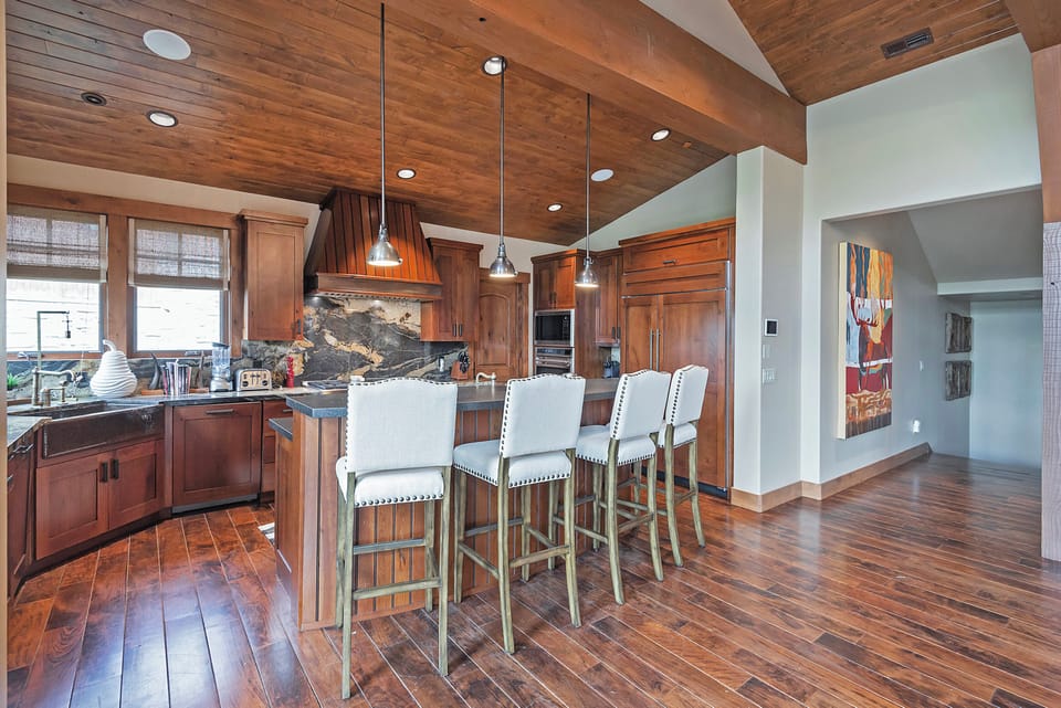 Additional seating for 4 at breakfast bar