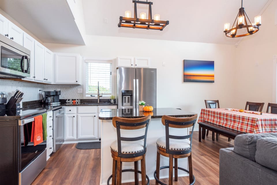 Kitchen/Dining area (dining table for 6; bar swivel chairs for 2)