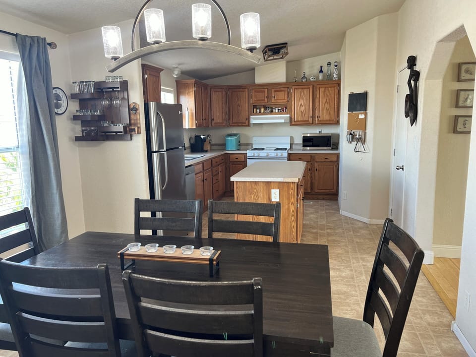 Well Stocked Kitchen With Dining For 6