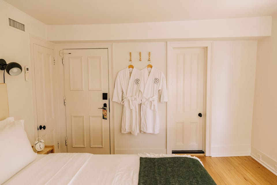 Classic King | Frette Italian sheets, premium bedding, minibar, in-room safe