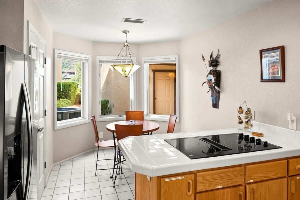 Breakfast Nook with seating for 4