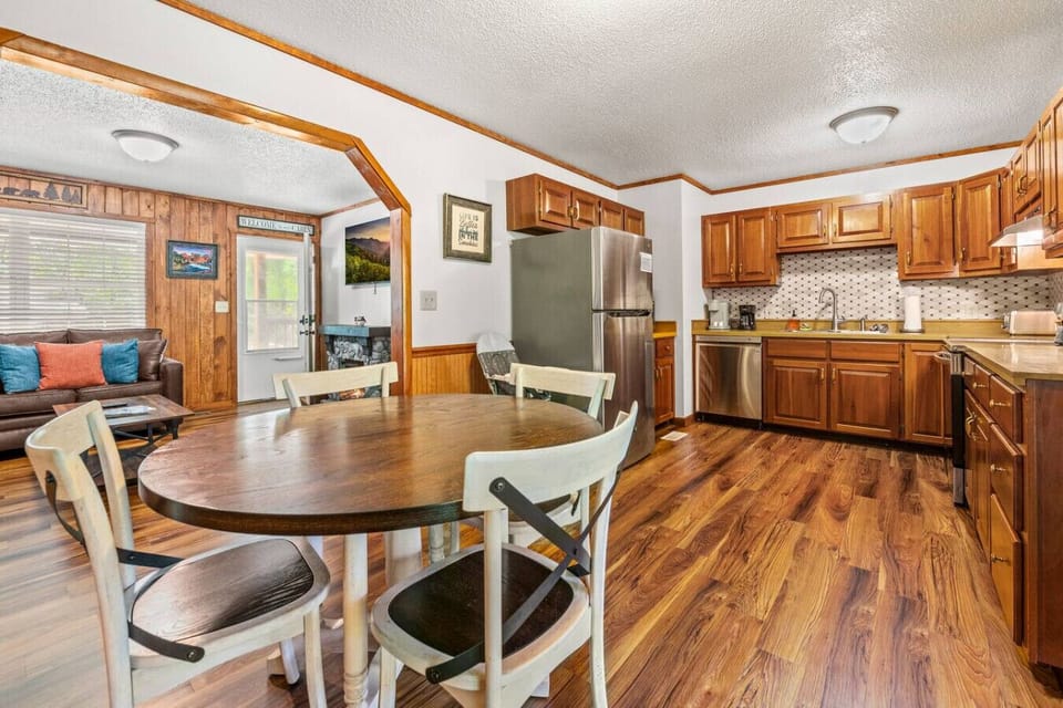 Dining area for 4 people conveniently located near the kitchen.