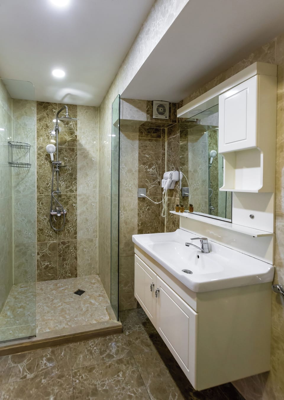 Economy Twin Room | Bathroom | Shower, rainfall showerhead, hair dryer, slippers