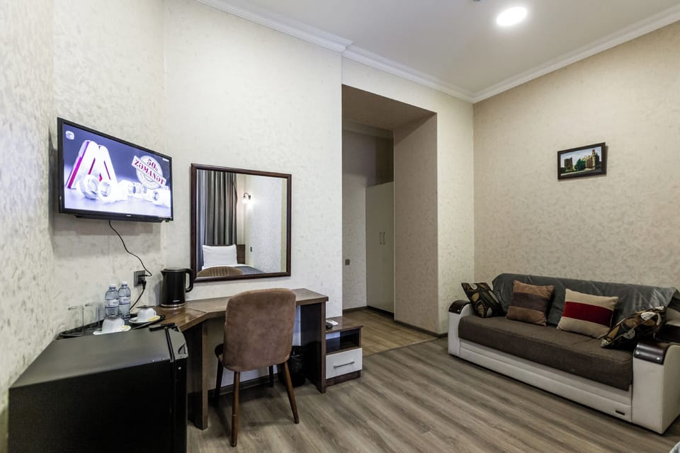 Economy Twin Room | Minibar, in-room safe, desk, laptop workspace